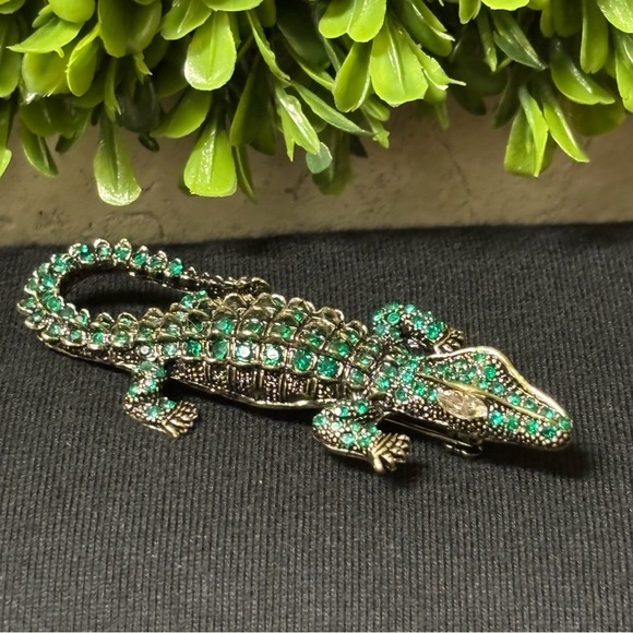 ALLIGATOR CROCODILE
BROOCH GREEN CRYSTAL
GLASS RHINESTONE GOLDTONE METAL - Picture 2 of 6